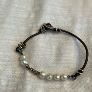 VINTAGE Sterling, leather & freshwater pearl bracelet B1062. Measures 7.5 in